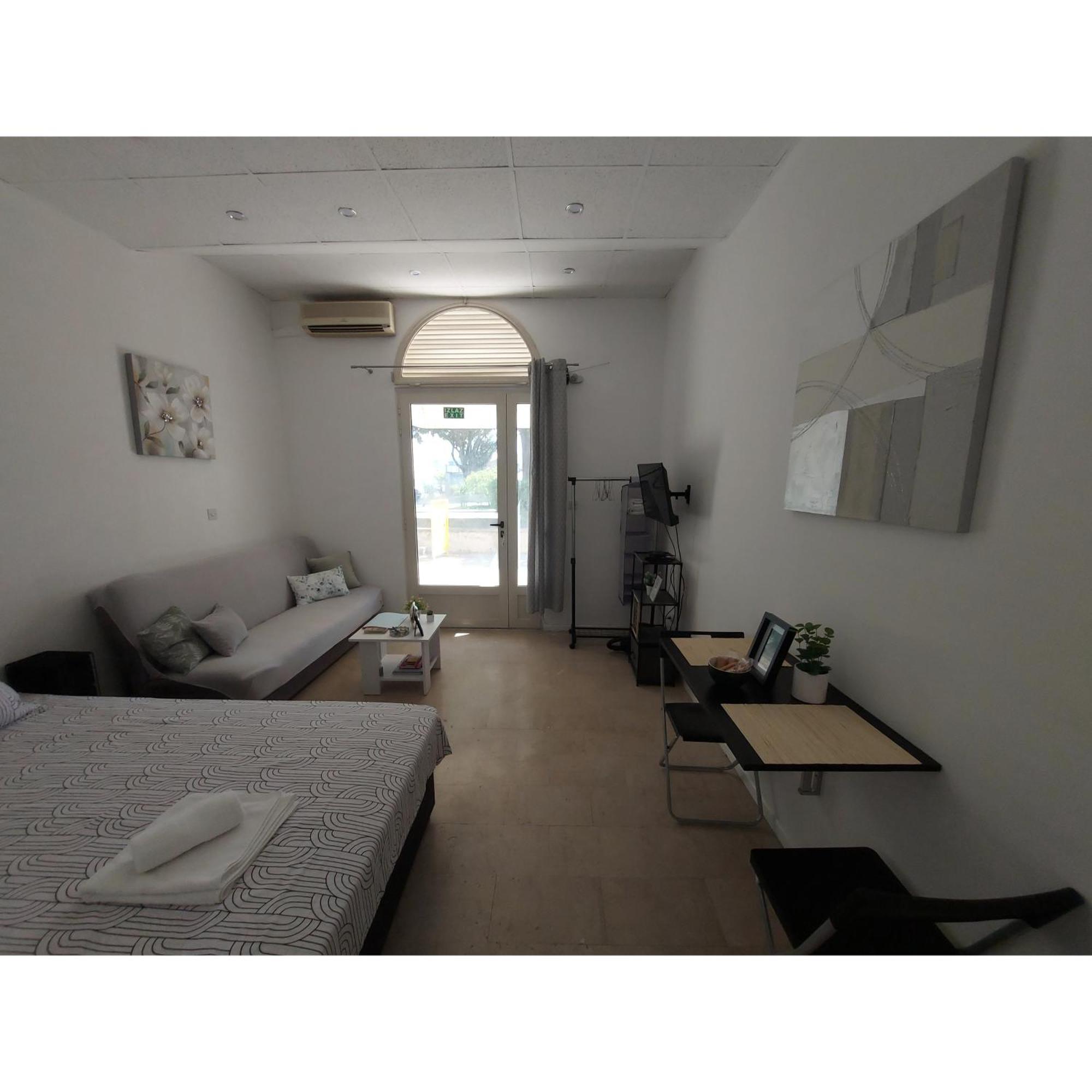 Studio Apartment Lee Split Exterior foto